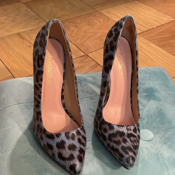 NWOT Closed Toe Pumps, Blue Leopard Print, Size 6 - Picture 3 of 4